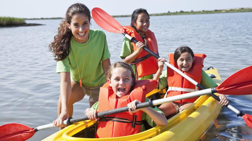 Animateur BAFA avec des enfants pratiquant du canoë kayak