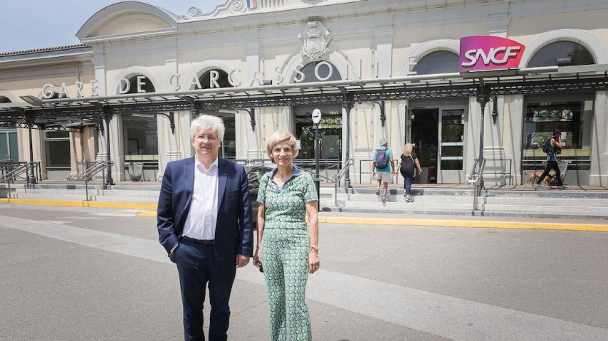 La présidente du Département de l'Aude Hélène Sandragné et le président de Carcassonne Agglo Régis Banquet devant la gare SNCF de Carcassonne.