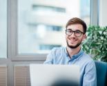 Jeune homme travaillant dans un bureau. Emploi jeune. Emploi saisonnier