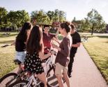 Jeunes dans un parc en train de discuter