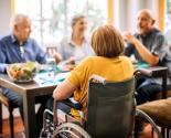 ACCUEIL FAMILIAL - PERSONNE AGEE ET PERSONNE HANDICAPÉE AUTOUR D'UNE TABLE