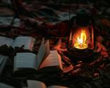 livres dans feuille lampe feu - OLEG MOROZ (unsplash)
