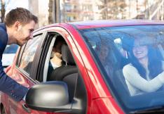 Jeune homme faisant du covoiturage avec une conductrice