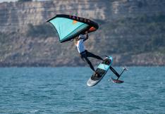 Un rider pratiquant la discipline du wingfoil lors du Mondial du vent 2021