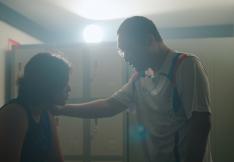 Violences dans le sport, un entraineur avec une jeune fille dans un vestiaire