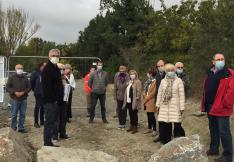 Hélène Sandragné, accompagnée des élus du canton et des responsables du chantier de la voie verte, lors d'une visite de terrain.