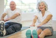 seniors faisant de la gymnastique