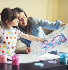 fillette faisant de la peinture avec sa maman.