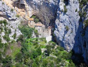 une maison dans une falaise