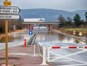 La route des plages, à Narbonne, inondée lors des intempéries de janvier 2026 dans l'Aude.