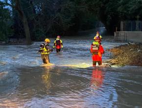 Des sapeurs-pompiers spécialisés en secours aquatique, en reconnaissance lors des inondations de janvier 2026 dans l'Aude.