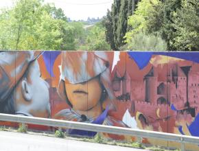 Fresque de l'artiste Méro le long de la rocade Est à Carcassonne.