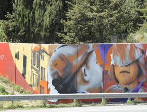 Fresque de l'artiste Méro le long de la rocade Est à Carcassonne.