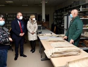 Visite du préfet thierry bonnier et de la présidente du département de l'aude hélène sandragné aux archives départementales