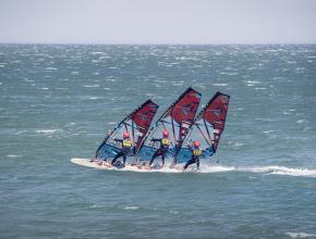 windsurfeurs au large de Gruissan pour le Defi Wind 2022