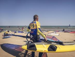 windsurfeur sur la plage de Gruissan pour le Defi Wind 2022