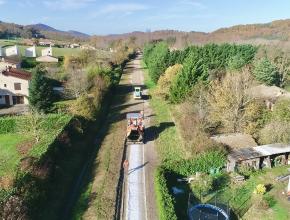 Photo aérienne du chantier de construction de la voie verte entre Sainte-Colombre-sur-l'Hers et Chalabre.