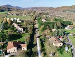 Photo aérienne du chantier de construction de la voie verte entre Sainte-Colombre-sur-l'Hers et Chalabre.