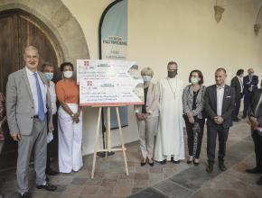 Remise de chèque symbolique à l'abbaye de Lagrasse par la fondation patrimoine