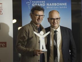 Philippe Bru, organisateur du Défi Wind, a reçu une récompense des mains de Patrick François, conseiller départemental.