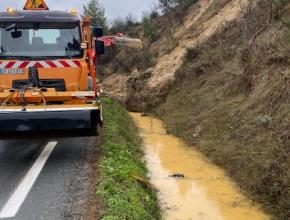 La division territoriale de Narbonne procède au creusement d'une saignée sur le bas côté d'une route, pour faciliter l'évacuation des eaux.