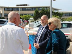 La présidente du Département de l'Aude Hélène Sandragné et le préfet Thierry Bonnier en discussion avec le chef de chantier des ombrières photovoltaiques.