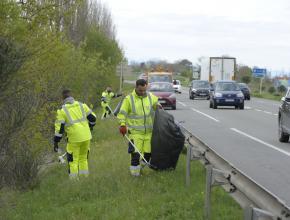 les agents des routes mobilisés pour le nettoyage des abords des départementales dans l'Aude