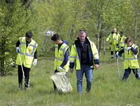 collecte de déchets sur les routes departementales de l'aude