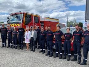 La présidente Hélène Sandragné en présence des sapeurs-pompiers du sdis.