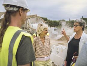 Hélène Sandragné et Tamara Rivel avec l'équipe du chantier du pont de Villegailhenc