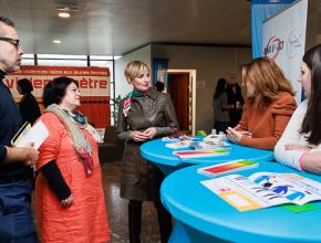 Valérie Dumontet, vice-présidente déléguée à la démocratie, en discussion avec Joëlle Gras, directrice de cabinet du préfêt de l'Aude, et les acteurs sociaux.