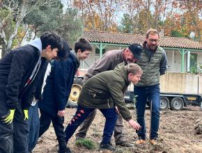 Les collégiens de Jules-Ferry et lycéens de Lacroix lors de la première opération de replantation en novembre 2025, à Durban-Corbières.