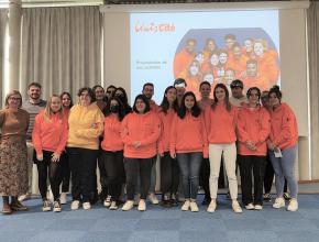 La vice-présidente déléguée à l'autonomie, Séverine Roger-Mateille, avec les jeunes d'Unis Cité.