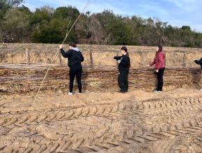 Les collégiens de Jules-Ferry et lycéens de Lacroix installent des fascines pour éviter l'érosion des sols et faciliter la rétention de l'eau.