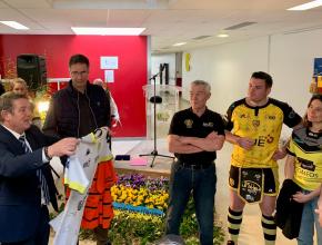 L'Aude invitée d'honneur des tablées du Rheu 2022 en Bretagne. Didier Aldebert, conseiller départemental délégué au tourisme et patrimoine, a remis les maillots du RCN et de l'USC au club de rugby local.