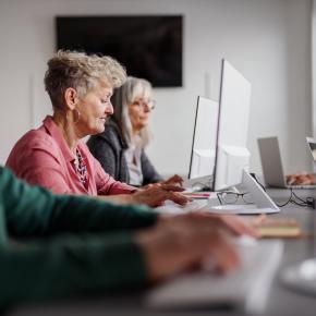 Seniors en train de prendre des cours d'informatique