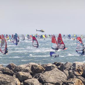 windsurfeurs au large de Gruissan pour le Defi Wind 2022