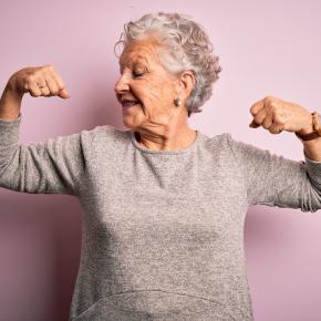 personne âgée montrant ses biceps.