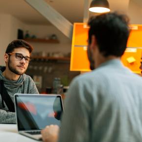 JEUNE HOMME EN ENTRETIEN D'EMBAUCHE - EMPLOI INSERTION