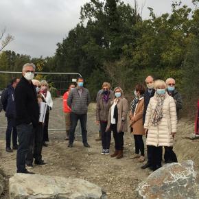 Hélène Sandragné, accompagnée des élus du canton et des responsables du chantier de la voie verte, lors d'une visite de terrain.