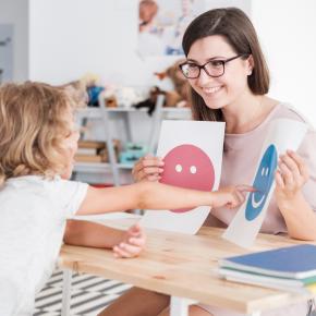 enfant autiste en train de travailler avec une psychomotricienne.