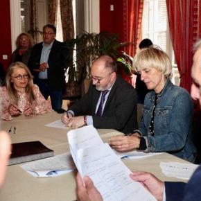 Thierry Bonnier, préfet de l'Aude, et Hélène Sandragné, présidente du Département de l'Aude, signataire aux côtés des partenaires.