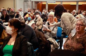 Une personne pose une question à l'occasion des Assises de l'habitat inclusif au Département de l'Aude