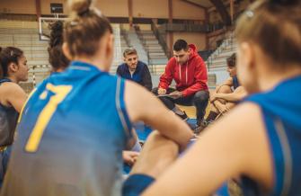 BASKETTEUSES AVEC LEUR COACH