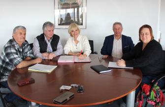 Les représentants des chasseurs dont Yves Bastié, aux côtés de la présidente du Département, Hélène Sandragné, de son vice-président Alain Giniès et de Céline Delorme, cheffe du service environnement.