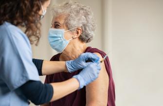 PERSONNE AGEE SE FAISANT VACCINER