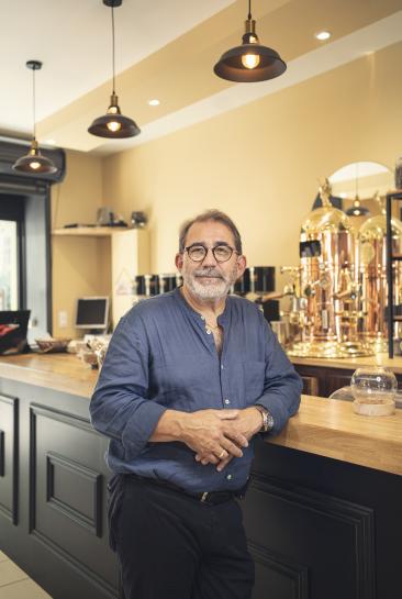 Alphonse Caravaca, président des Compagnons de Prosper Montagné photographié dans un restaurant audois