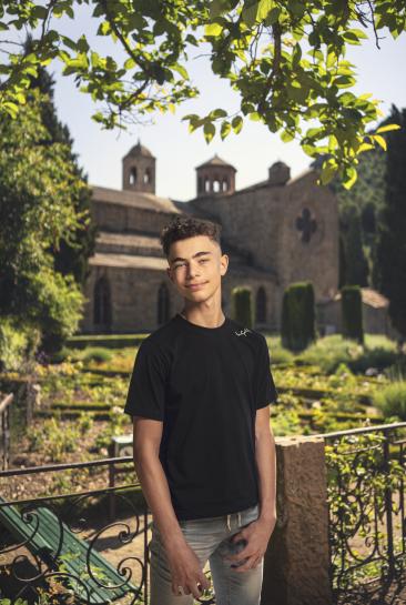 Ezio, un jeune lycéen audois photographié devant un site Pays cathare