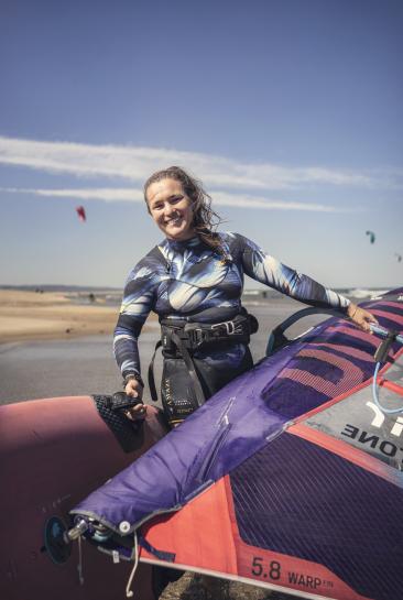 Marion Mortefon, championne du monde de planche à voile PWA en slalom photographiée dans une plage de l'Aude