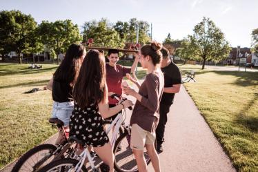 Jeunes dans un parc en train de discuter